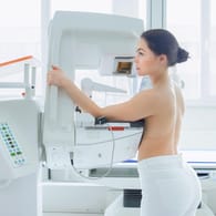 Frau bei der Mammographie: Mithilfe der Untersuchung lassen sich auch sehr kleine bösartige Veränderungen in der Brust aufspüren.