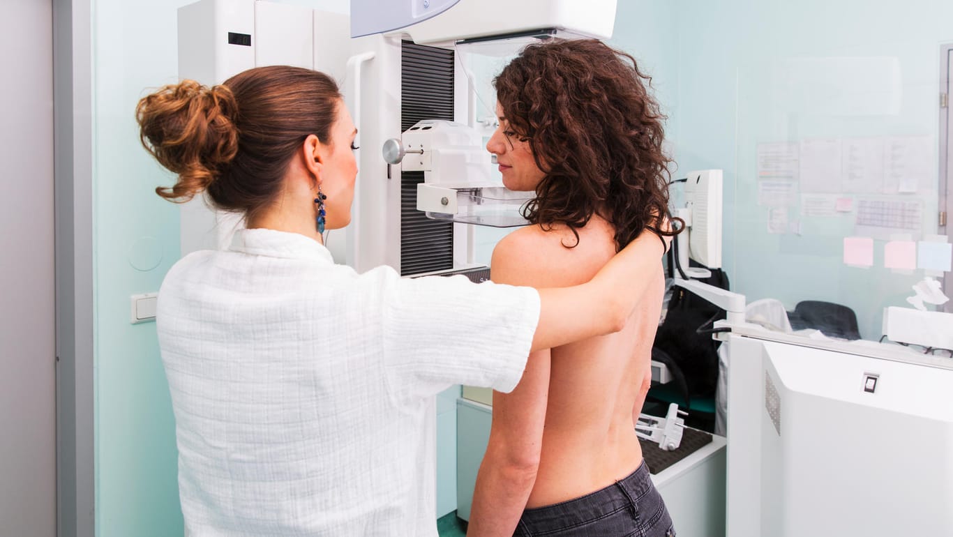 Patientin und Röntgenassistentin am Mammographiegerät: Mammographien werden von speziell ausgebildeten radiologischen Fachkräften durchgeführt.