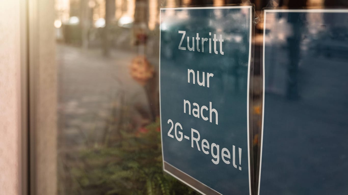 Ein Schild verkündet die 2G-Regel (Symbolbild): Wegen neu beschlossenen Grenzwerten könnte ungeimpften Menschen in Baden-Württemberg zum Beispiel ein Restaurantbesuch verwehrt bleiben.