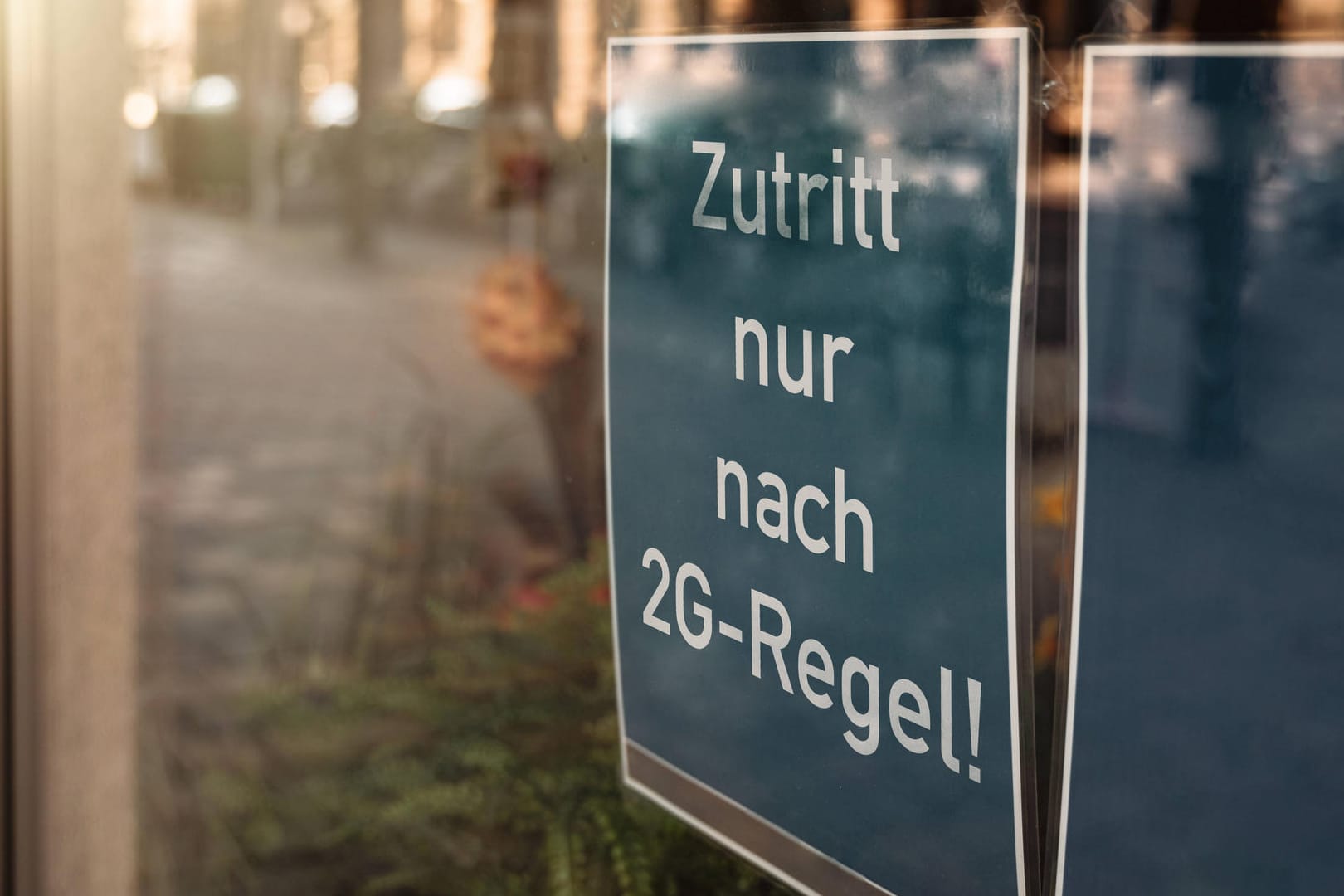 Ein Schild verkündet die 2G-Regel (Symbolbild): Wegen neu beschlossenen Grenzwerten könnte ungeimpften Menschen in Baden-Württemberg zum Beispiel ein Restaurantbesuch verwehrt bleiben.