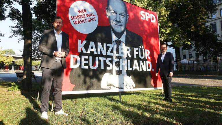 SPD-Generalsekretär Lars Klingbeil und der Landesparteichef Thomas Kutschaty vor dem Scholz-Plakat: Die Tafel steht neben Armin Laschets Amtssitz in Düsseldorf.