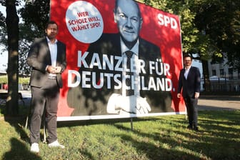 SPD-Generalsekretär Lars Klingbeil und der Landesparteichef Thomas Kutschaty vor dem Scholz-Plakat: Die Tafel steht neben Armin Laschets Amtssitz in Düsseldorf.