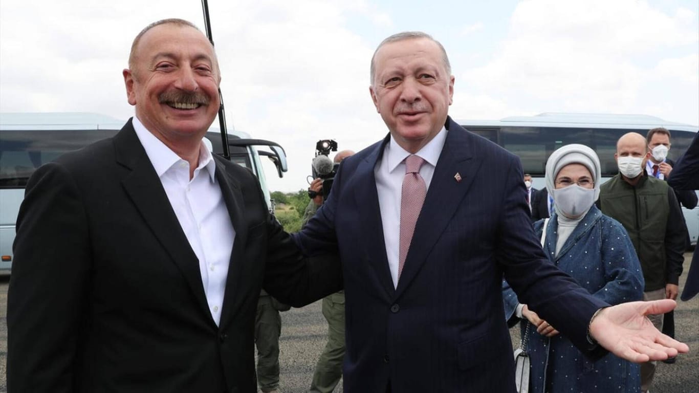 Erdoğan mit Ilham Alijew: Auch dem aserbaidschanischem Regime half die Türkei im Krieg gegen Armenien.