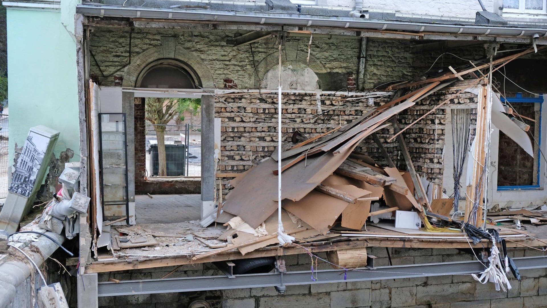 Vom Hochwasser weggerissene Fassade im nordrhein-westfälischen Stolberg: Ein Untersuchungsausschuss soll die Flutkatastrophe aufarbeiten.