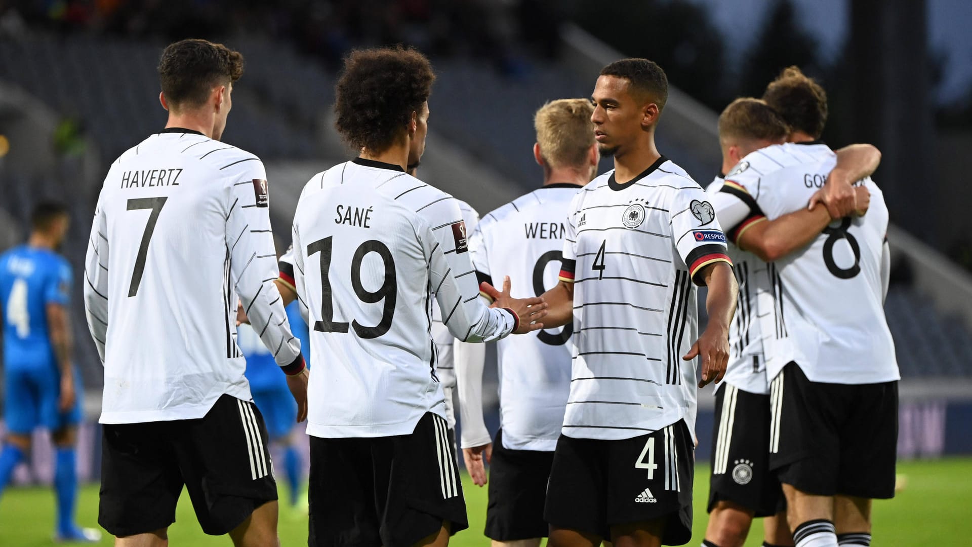 Schwierige Rückreise: Die Nationalelf brauchte nach dem 4:0-Sieg länger als geplant, um nach Deutschland zurückzukehren. Schwierige Rückreise: Die Nationalelf brauchte nach dem 4:0-Sieg länger als geplant, um nach Deutschland zurückzukehren.