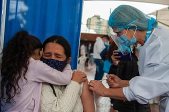 Corona-Impfung in Kolumbien: Experten befürchten, dass die Impfstoffe gegen die Mu-Variante weniger effektiv sein könnten.