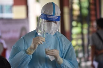 Thailand: Forscher testen ein Verfahren, mit dem man das Coronavirus auch im Schweiß nachweisen kann.