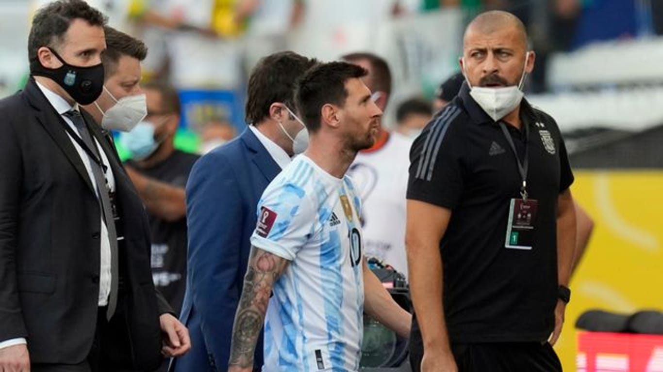 Argentiniens Superstar Lionel Messi verlässt das nach de Abbruch in Sao Paulo den Platz.