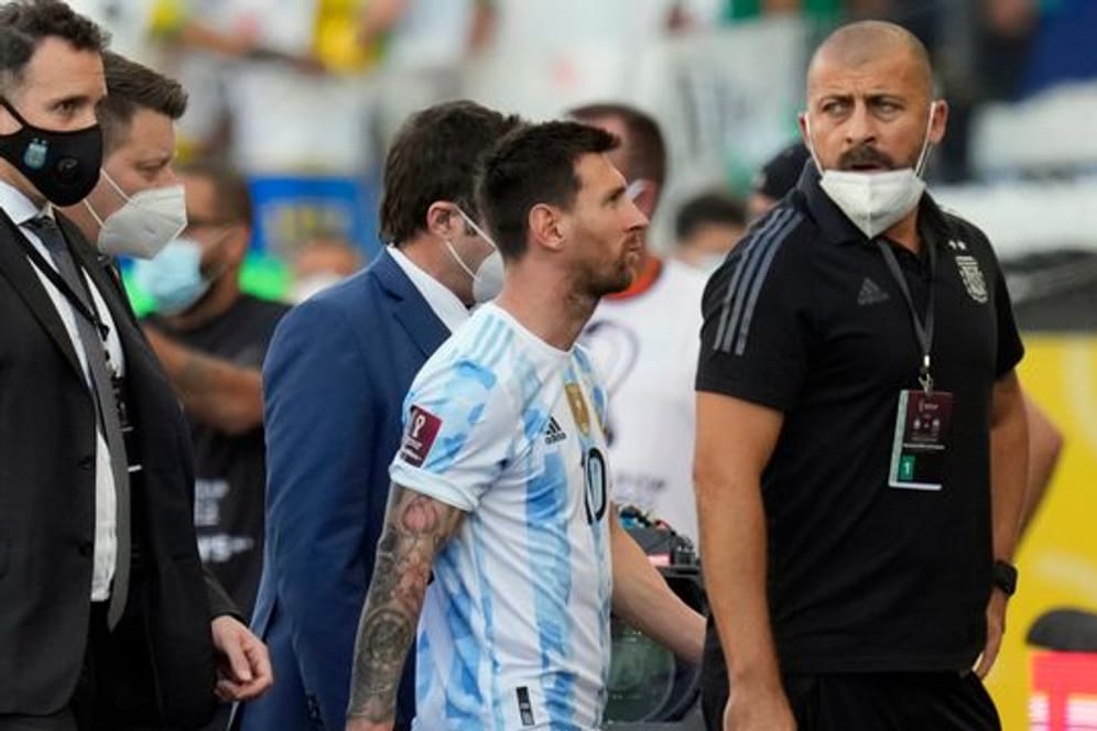 Argentiniens Superstar Lionel Messi verlässt das nach de Abbruch in Sao Paulo den Platz.