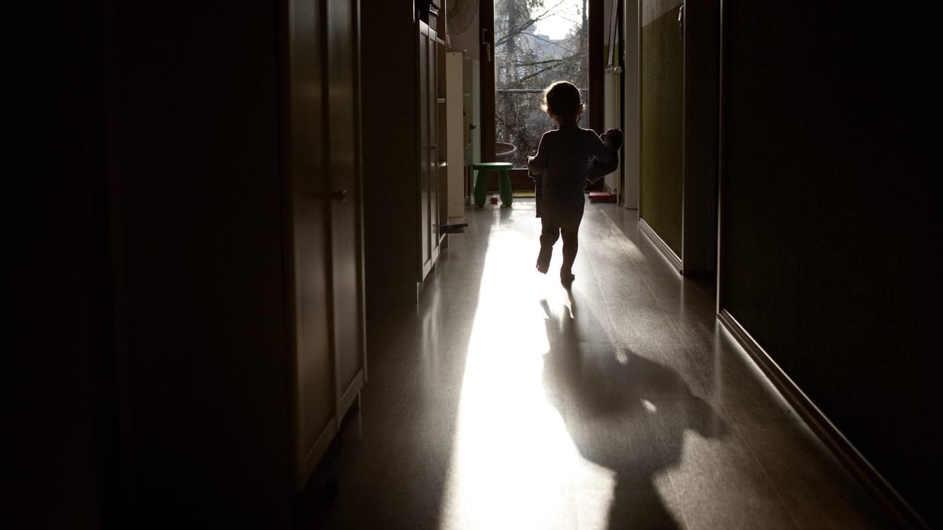 Ein Kind spielt auf einem Flur: In Augsburger Kinderheimen wurden jahrzehntelang Kinder missbraucht. (Symbolbild)