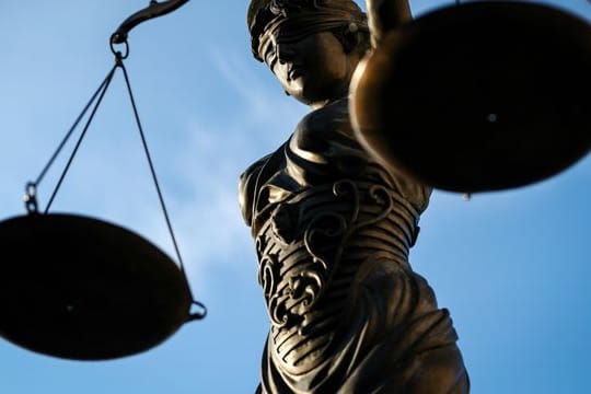 Justizia hat gesprochen: Extrem eingeschränkte Mittagspausen können auch zur Arbeitszeit zählen.