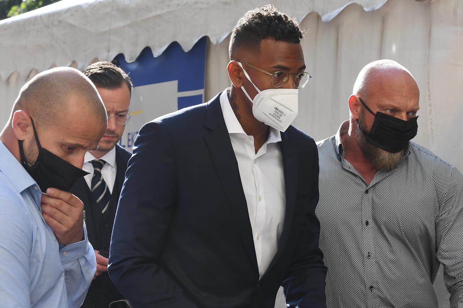 Jérôme Boateng kommt von Bodyguards begleitet zum Gericht: Der Weltmeister von 2014 wurde wegen häuslicher Gewalt verurteilt.