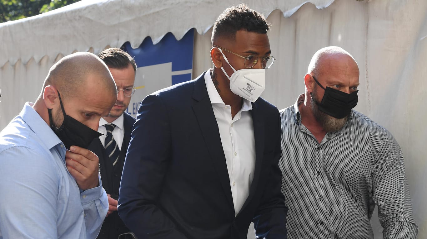 Jérôme Boateng kommt von Bodyguards begleitet zum Gericht: Der Weltmeister von 2014 wurde wegen häuslicher Gewalt verurteilt.