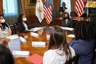 US-Vizepräsidentin Kamala Harris hält ein Treffen zu dem neuen Abtreibungsgesetz in Texas: Die USA haben den Bundesstaat verklagt.