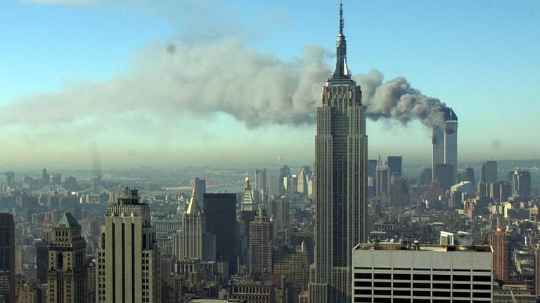 Rauchschwaden über New York, nachdem zwei entführte Flugzeuge in die Zwillingstürme gerast sind.