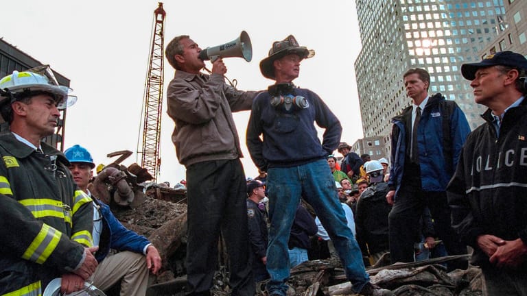 Drei Tage nach dem Terroranschlag schwor US-Präsident Bush auf den Trümmern des World Trade Center Rache.