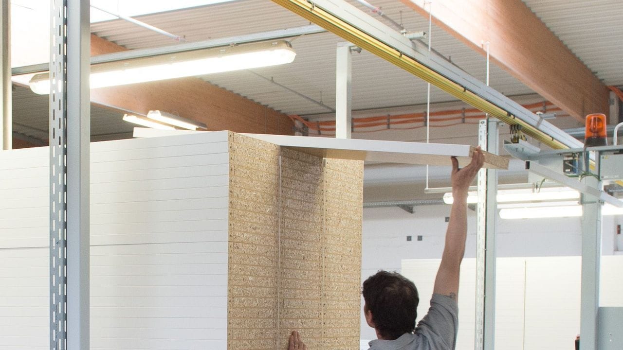 Der Werkstoff Holz ist im internationalen Handel stark begehrt - und das führt zu Engpässen in manchen Möbelfabriken. Der Werkstoff Holz ist im internationalen Handel stark begehrt - und das führt zu Engpässen in manchen Möbelfabriken.