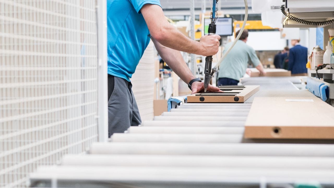 Materialengpässe, Quarantäne für Mitarbeiter: Die Produktion von Möbeln verläuft aktuell oft schleppend. Materialengpässe, Quarantäne für Mitarbeiter: Die Produktion von Möbeln verläuft aktuell oft schleppend.