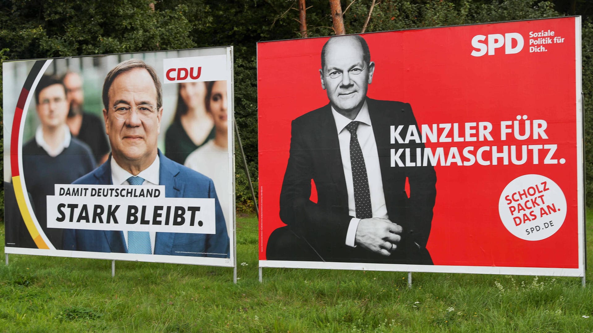 Wahlplakate von CDU und SPD: In der Wählergunst liegt die SPD bei aktuellen Umfragen vorn.