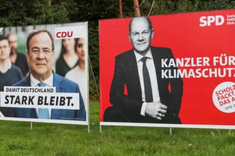 Wahlplakate von CDU und SPD: In der Wählergunst liegt die SPD bei aktuellen Umfragen vorn.
