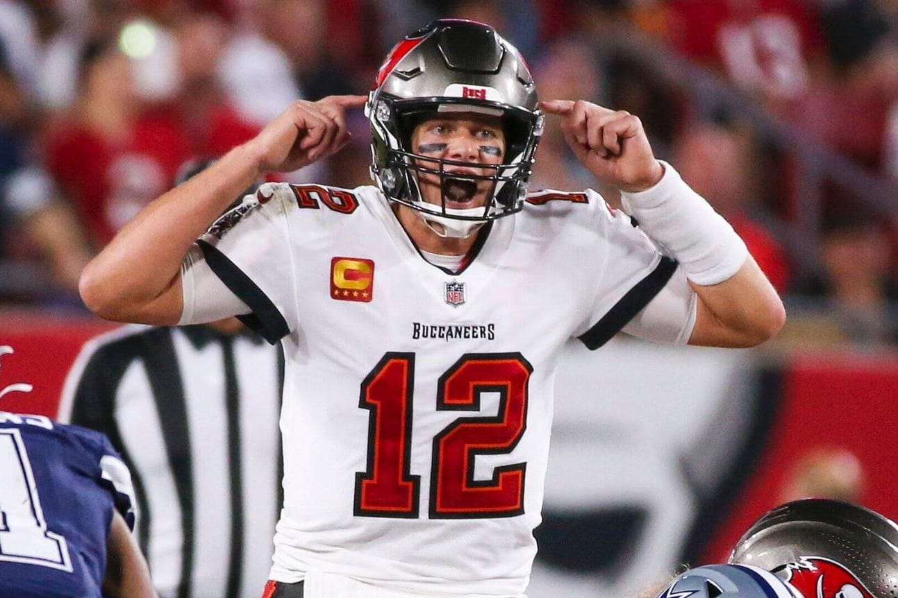 Tom Brady: Der siebenfache NFL-Champion hat Titelverteidiger Tampa Bay Buccaneers zu einem knappen Sieg zum Saisonauftakt geführt.