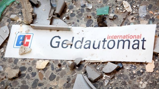 Splitter und ein Schild liegen auf dem Boden (Archivbild): In Lünen ist ein Geldautomat gesprengt worden. Splitter und ein Schild liegen auf dem Boden (Archivbild): In Lünen ist ein Geldautomat gesprengt worden.