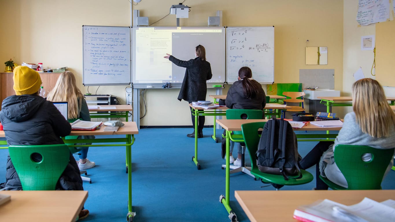 Klassenraum mit Schülern in einer Schule: Die Grünen fordern, dass Schüler künftig selbst entscheiden, ob sie in ihren Texten gendern.