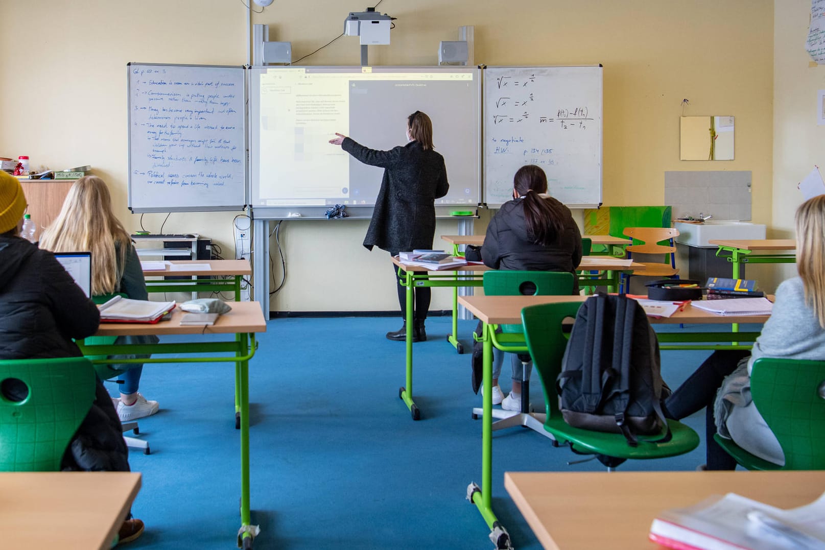 Klassenraum mit Schülern in einer Schule: Die Grünen fordern, dass Schüler künftig selbst entscheiden, ob sie in ihren Texten gendern.