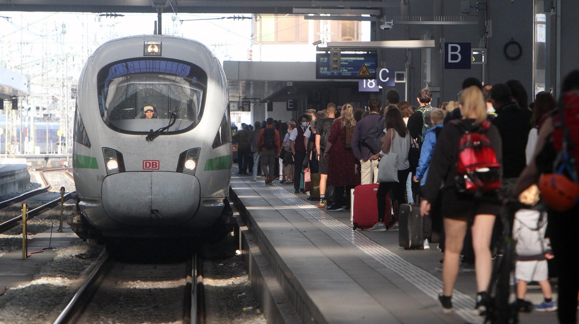 Menschen am Bahnsteig (Symbolbild): Die Deutsche Bahn will der Lokführer-Gewerkschaft entgegenkommen und so einen weiteren Streik verhindern.