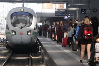 Menschen am Bahnsteig (Symbolbild): Die Deutsche Bahn will der Lokführer-Gewerkschaft entgegenkommen und so einen weiteren Streik verhindern.