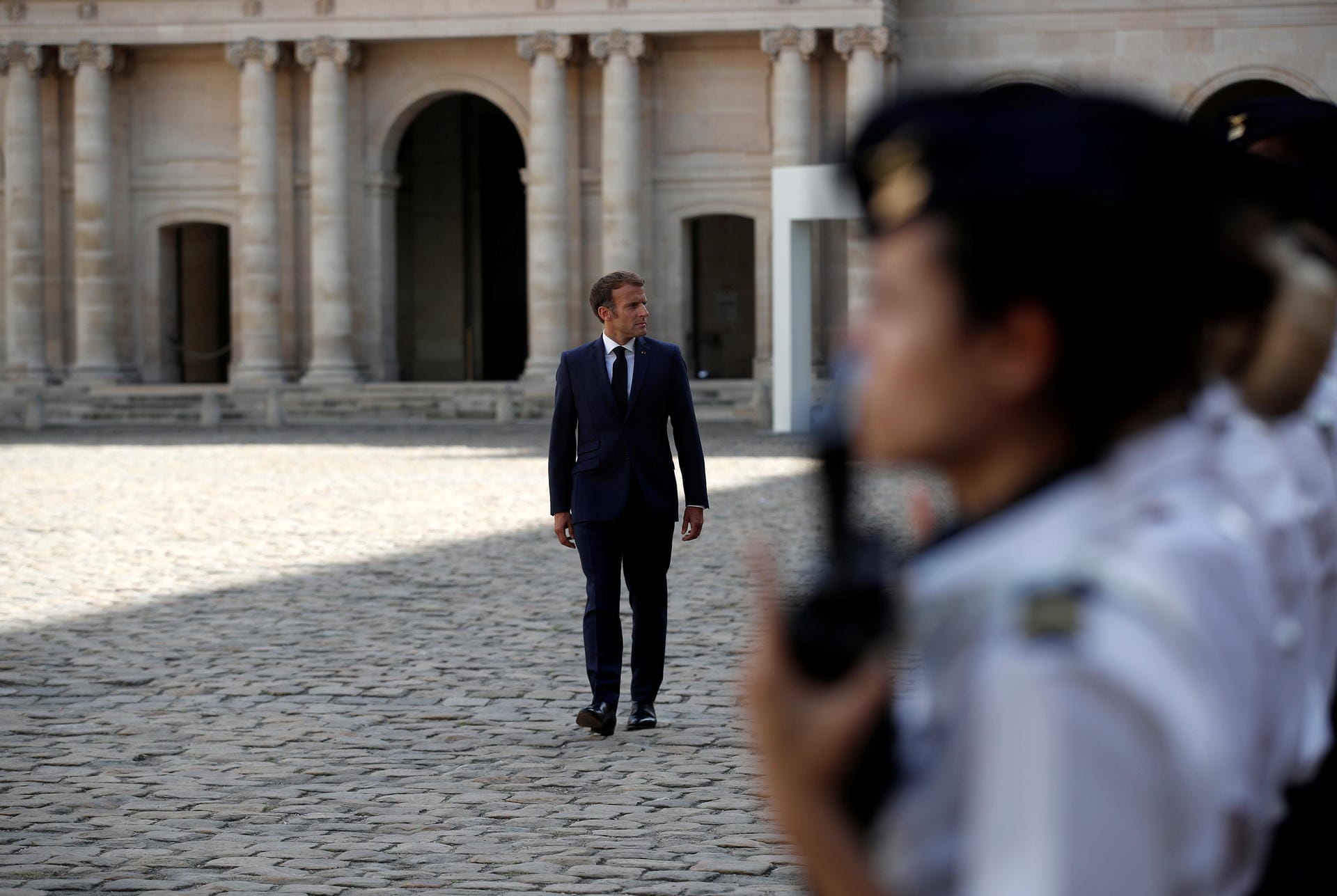 Macron marschiert an den Ehrengarden vorbei, die auf dem zentralen Platz in Paris versammelt wurden.