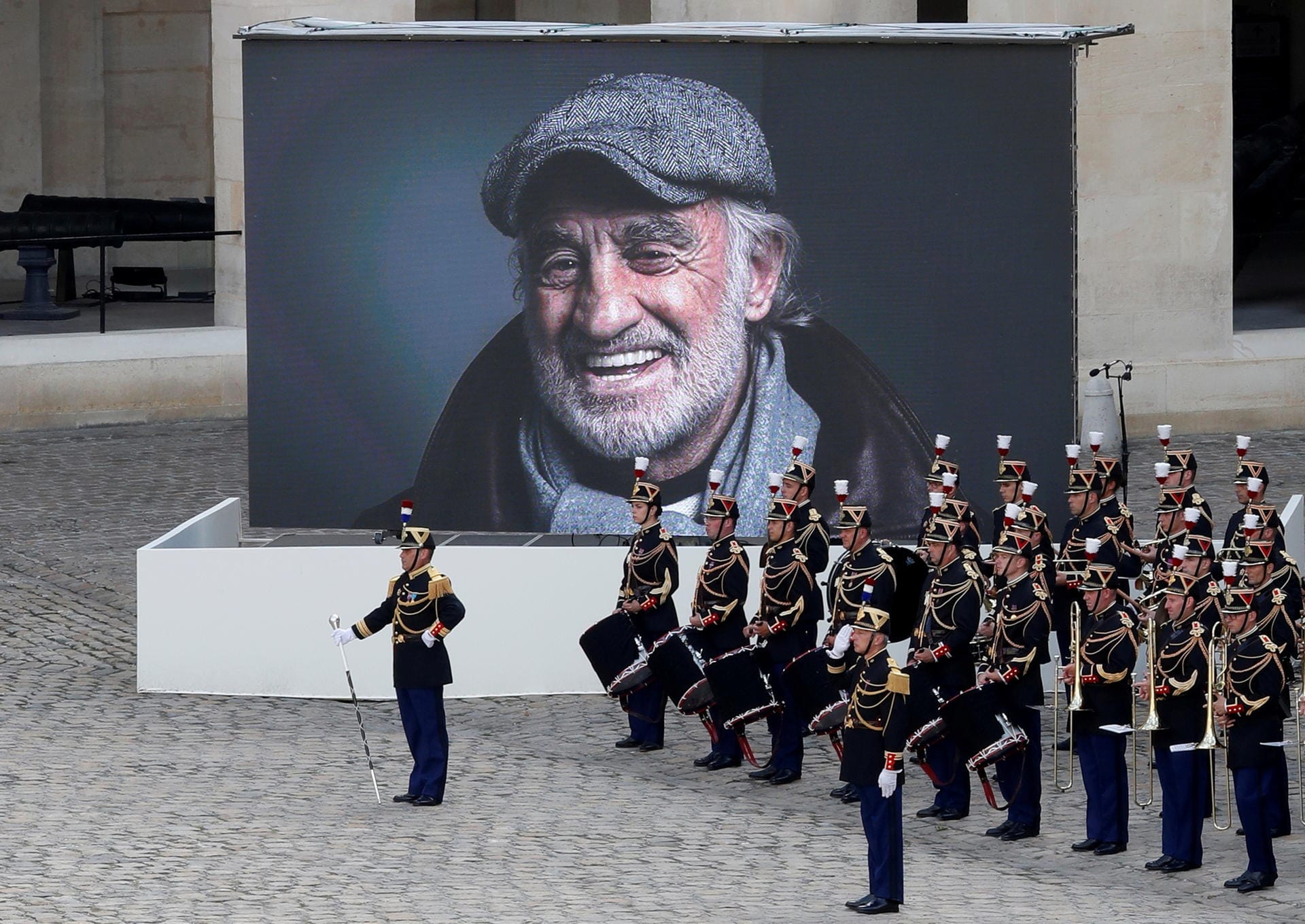 Während der Trauerzeremonie wurde ein Porträt Belmondos auf einen riesigen Screen platziert.