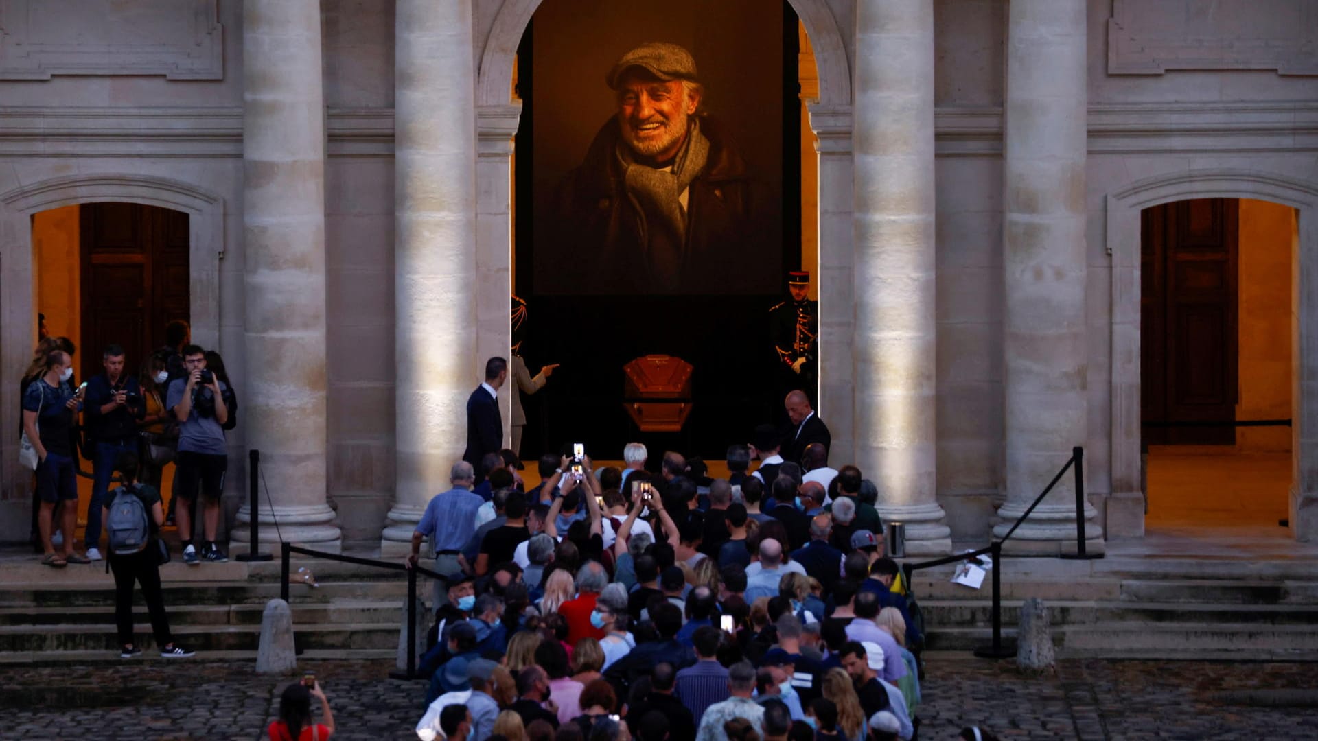 Menschenmassen sammeln sich in Paris vor dem Invalidendom.