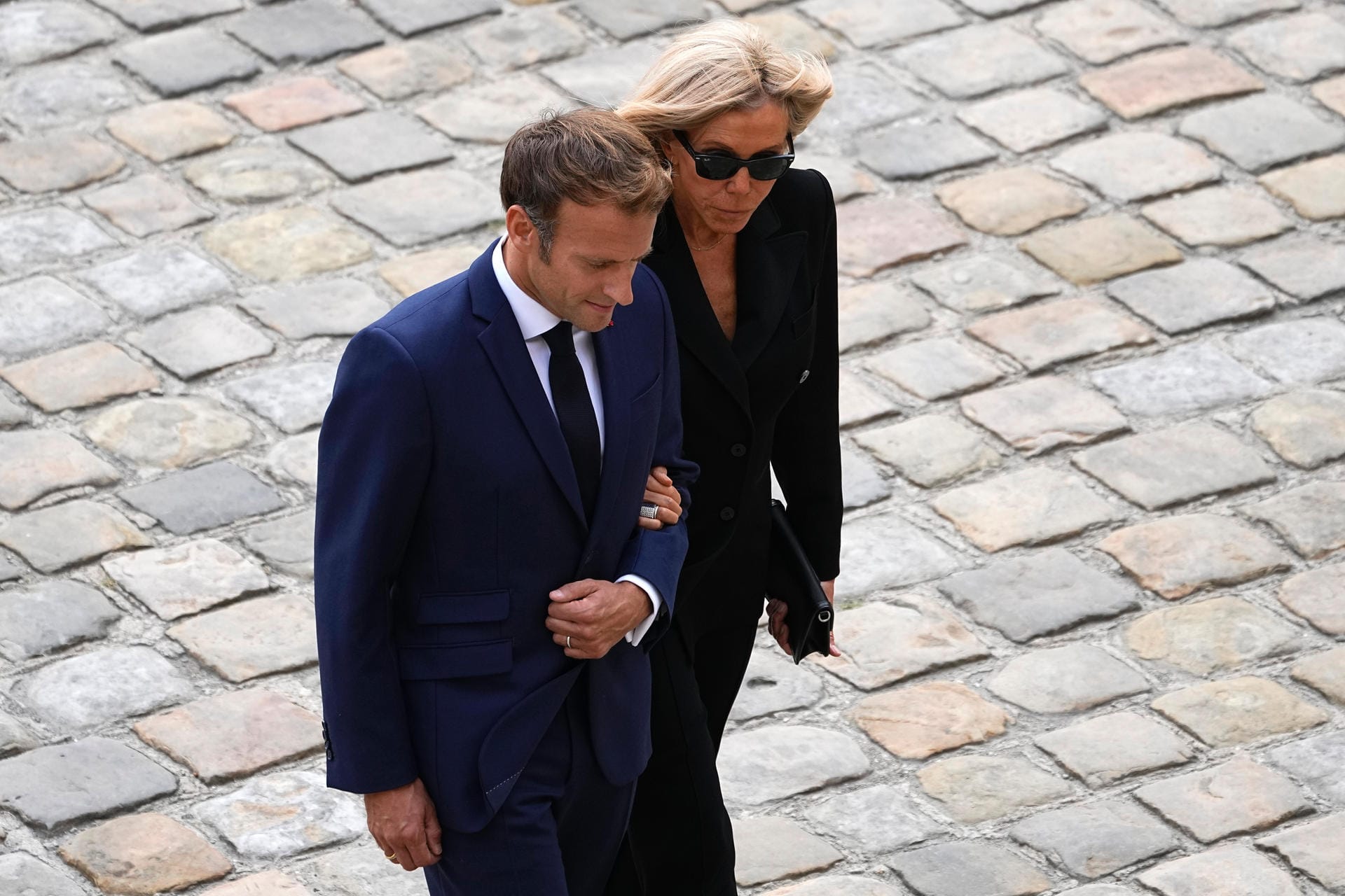 Emmanuel Macron, Präsident von Frankreich, und seine Frau Brigitte Macron verlassen das Hôtel des Invalides nach einer Gedenkfeier für den Schauspieler Jean-Paul Belmondo.