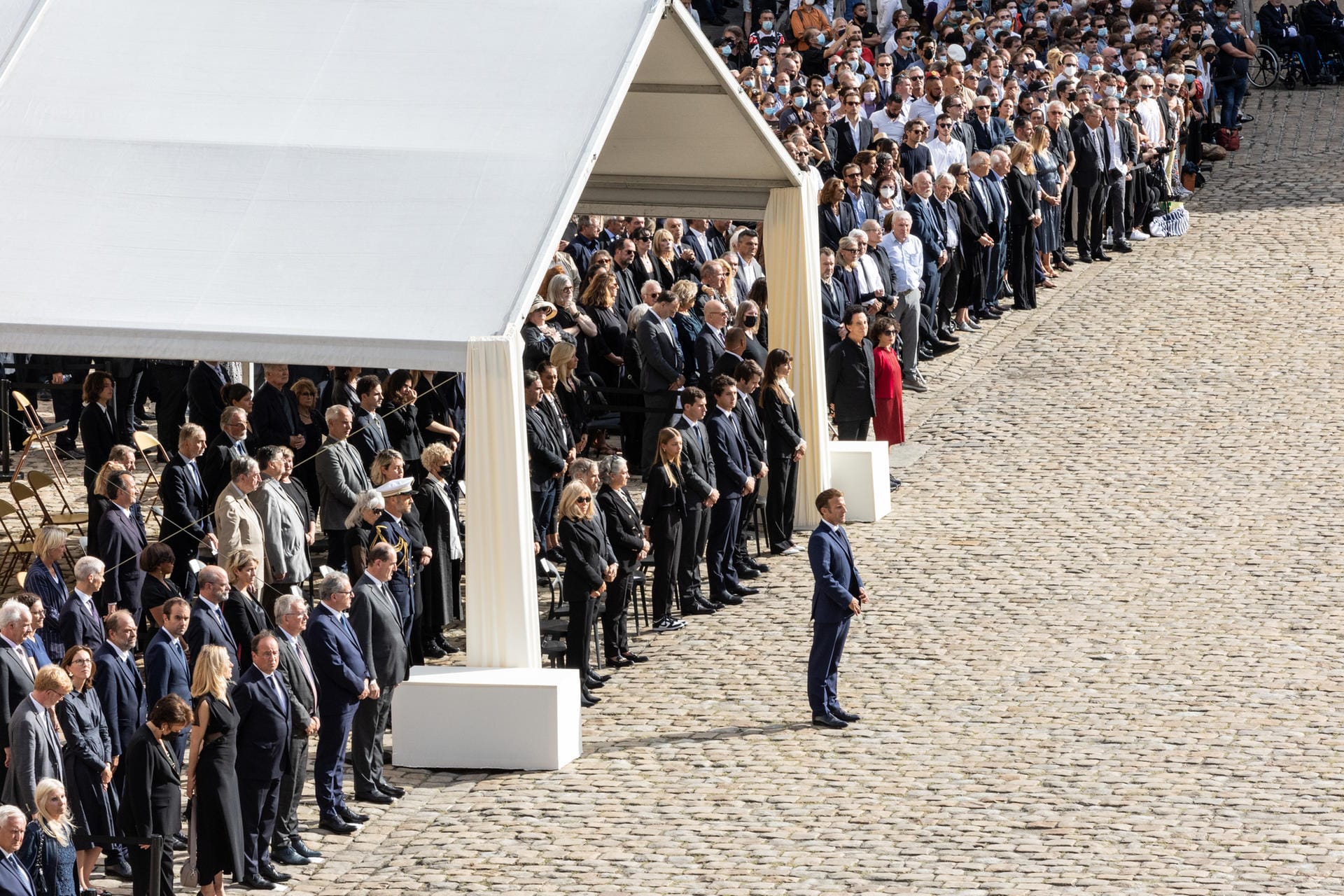 Emmanuel Macron vor Hunderten Teilnehmern, die einem der beliebtesten französischen Schauspieler die letzte Ehre erweisen.