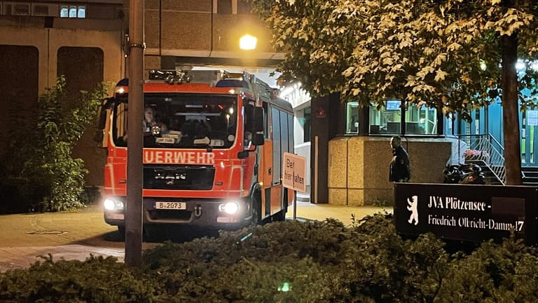 Eine Feuerwehrauto verlässt die JVA Plötzensee: Ein Zelleninsasse musste verletzt in die Klinik, gegen ihn wird ermittelt.