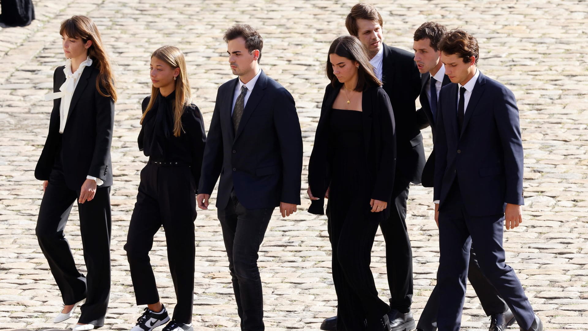 Stella Belmondo, die Tochter von Jean-Paul, und Belmondos Enkel, erreichen die nationale Gedenkfeier ihres Vaters und Großvaters am Hotel des Invalides in Paris.