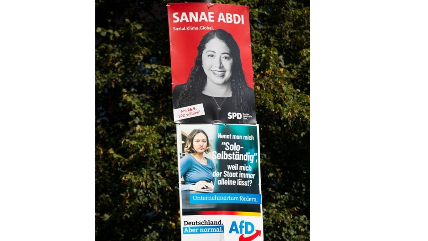 Wahlplakate von SPD und AfD hängen in Köln: Unter Russlanddeutschen hatte die AfD bei der letzten Bundestagswahl großen Erfolg.