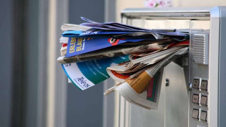 Werbeprospekte ragen aus einem Briefkasten (Symbolbild): Nur rund ein Viertel der Haushalte in Deutschland nutzen Aufkleber, um darauf hinzuweisen, dass sie keine Wurfsendungen erhalten möchten.