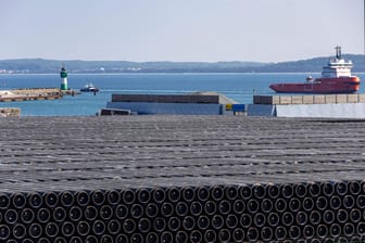 Ein Hafen in Vorpommern-Rügen (Archiv): Mit diesen Rohren wurde die Pipeline gebaut.