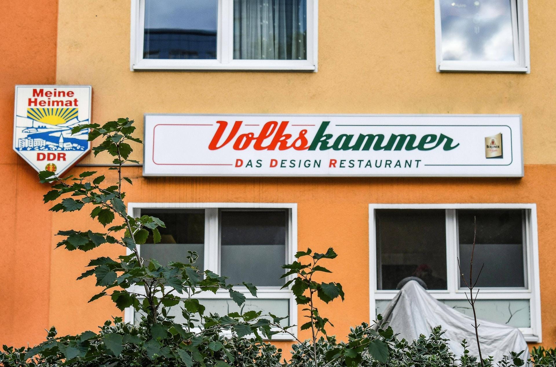 Volkskammer: Das Design Restaurant befindet sich nur wenige Meter vom Ostbahnhof und der East Side Gallery entfernt und gleicht den früheren DDR-Restaurants.