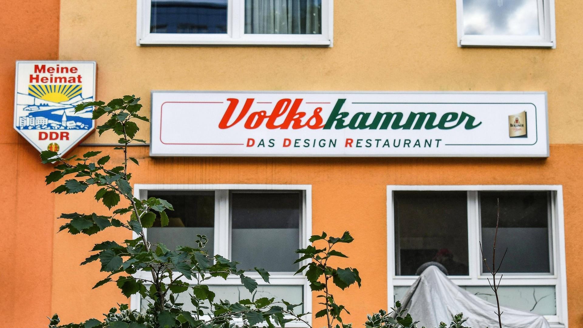 Volkskammer: Das Design Restaurant befindet sich nur wenige Meter vom Ostbahnhof und der East Side Gallery entfernt und gleicht den früheren DDR-Restaurants.