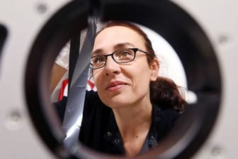 Dorcas Müller, Leiterin des Labors für antiquierte Videosysteme beim Zentrum für Kunst und Medien (ZKM).