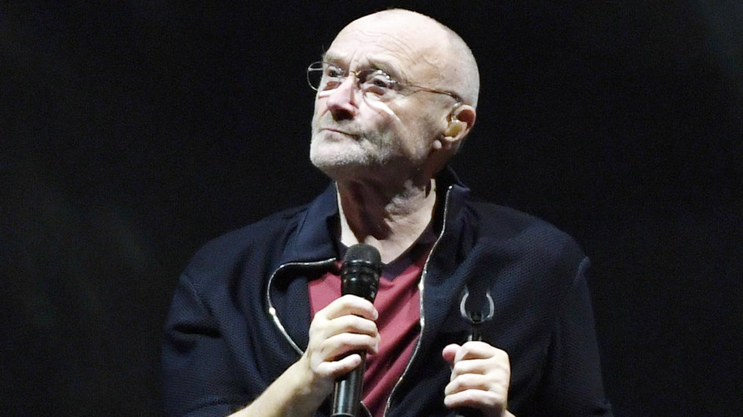 Phil Collins: Der Musiker kann bei Live-Auftritten nur noch im Sitzen performen.