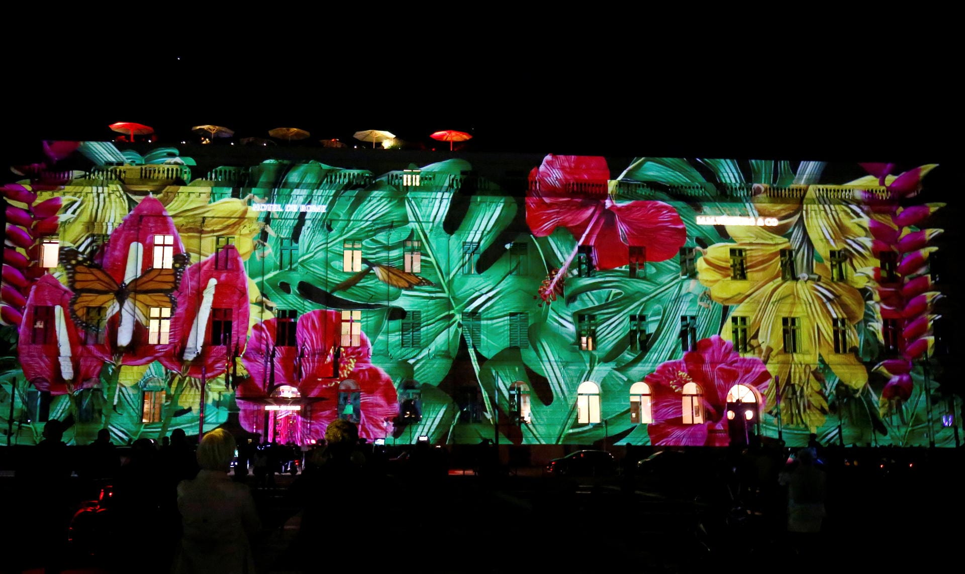 Mehrere Blüten und Monstera-Blätter: Die Lichtshow am Hotel de Rome war geprägt von Naturmotiven.