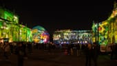 Zahlreiche Menschen stehen auf dem Bebelplatz: Auch beim 17. "Festival of Lights" sind hier alle Gebäude illuminiert.