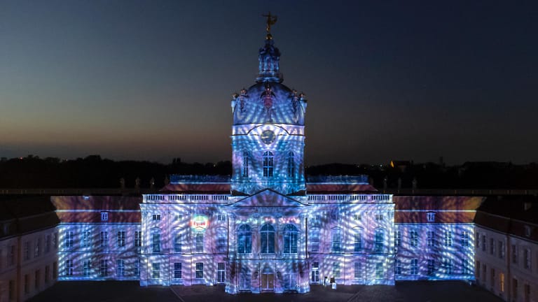 Das Schloss Charlottenburg während des "Festival of Lights": Das Farbspiel ist noch bis zum 12. September zu sehen.