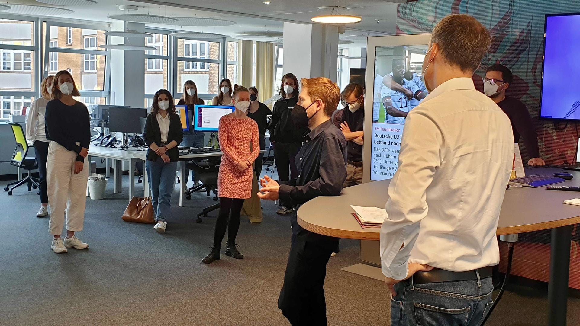 Kevin Kühnert stellt sich im t-online-Newsroom den Fragen der Journalisten.