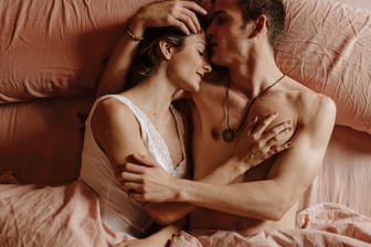 Ein Paar wird intim (Symbolbild): Deutsche Forscher fanden heraus, dass Sex die Nase freimacht. (Quelle: Westend61)
