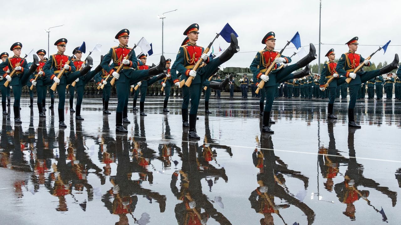 Auf diesem vom Pressedienst des russischen Verteidigungsministeriums zur Verfügung gestellten Foto treten russische Ehrengarde-Soldaten während der Eröffnungszeremonie der gemeinsamen strategischen Militärübung der Streitkräfte Russlands und Belarus auf. Auf diesem vom Pressedienst des russischen Verteidigungsministeriums zur Verfügung gestellten Foto treten russische Ehrengarde-Soldaten während der Eröffnungszeremonie der gemeinsamen strategischen Militärübung der Streitkräfte Russlands und Belarus auf.